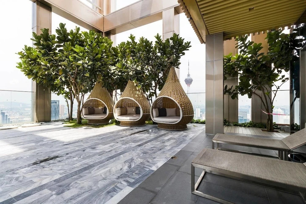 Chic Tropicana Home by Guestready