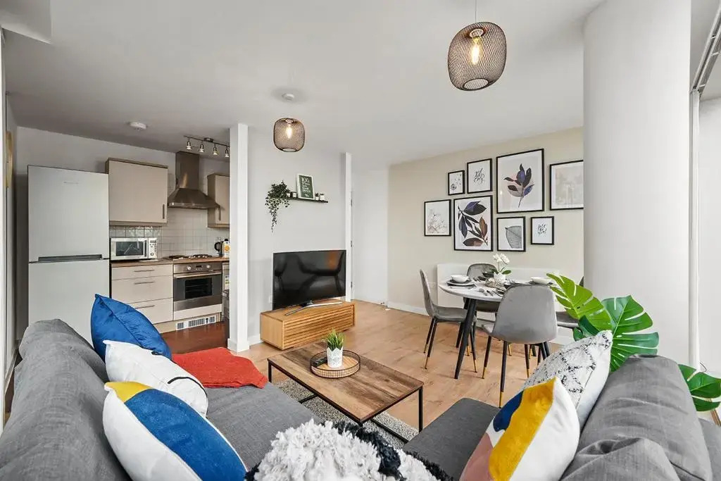 Contemporary, Modern, 2-Bed Apt, Prime Central Mk