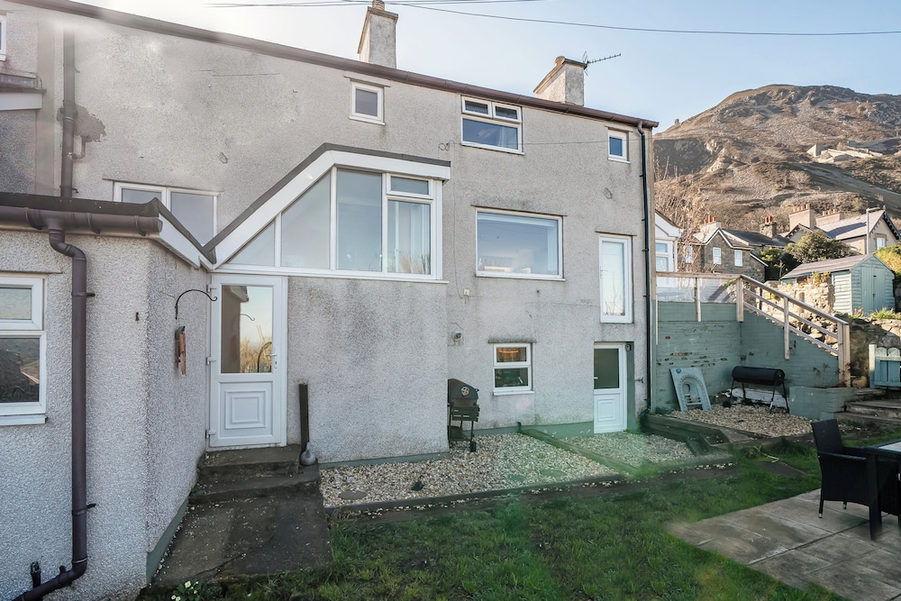 Sea View Cottage Near Snowdon & Coastal Trails