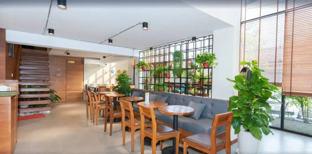 7 Days Premium Hotel