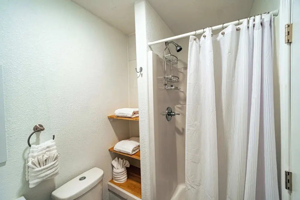 White Oak Landing Spacious 6 BDR w/ Boat Slip!