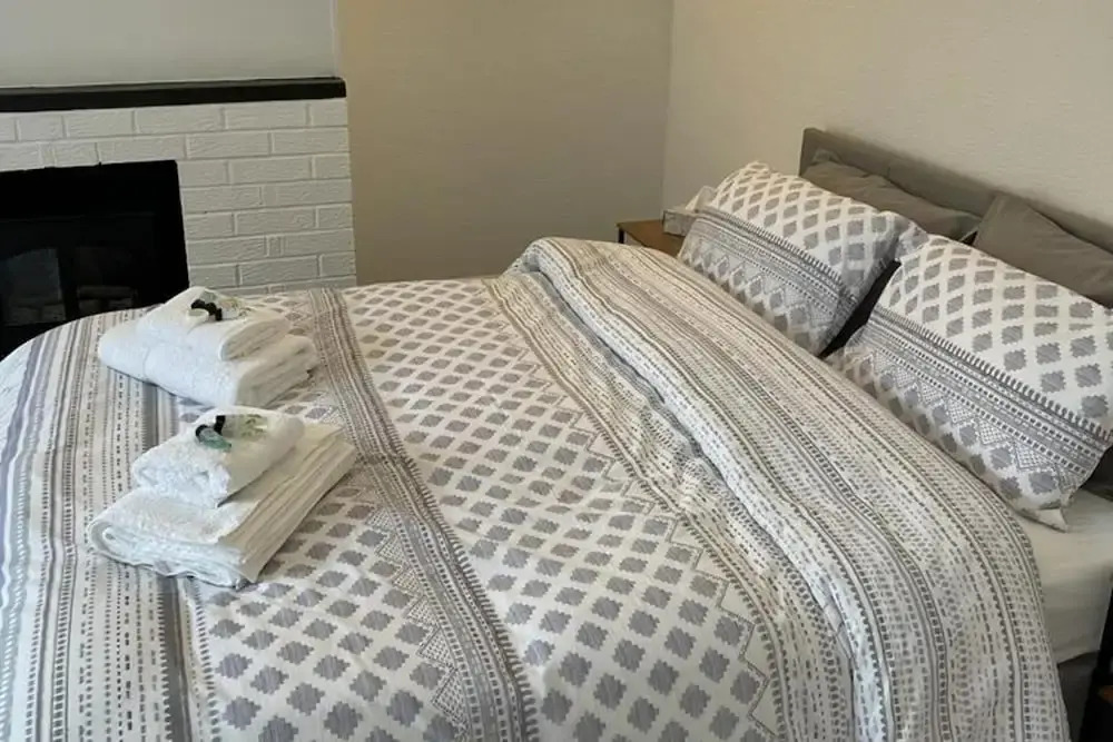 2-bed, Sleeps 4, Free Parking, Pets Allowed