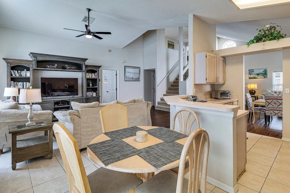 < 5 Mi to Disney Parks: Spacious Home w/ Lanai