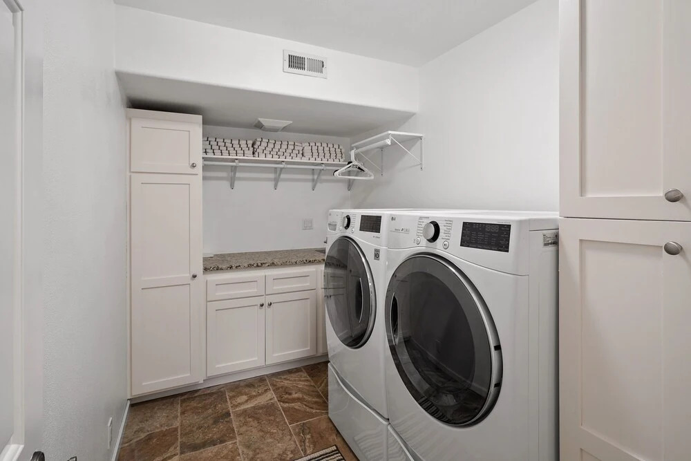 Super Coop 5 Bedroom Home by RedAwning, Bend