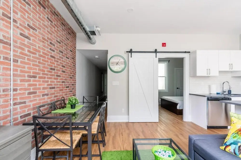Stylish 2Br Apartment in the Heart of Hamilton 2