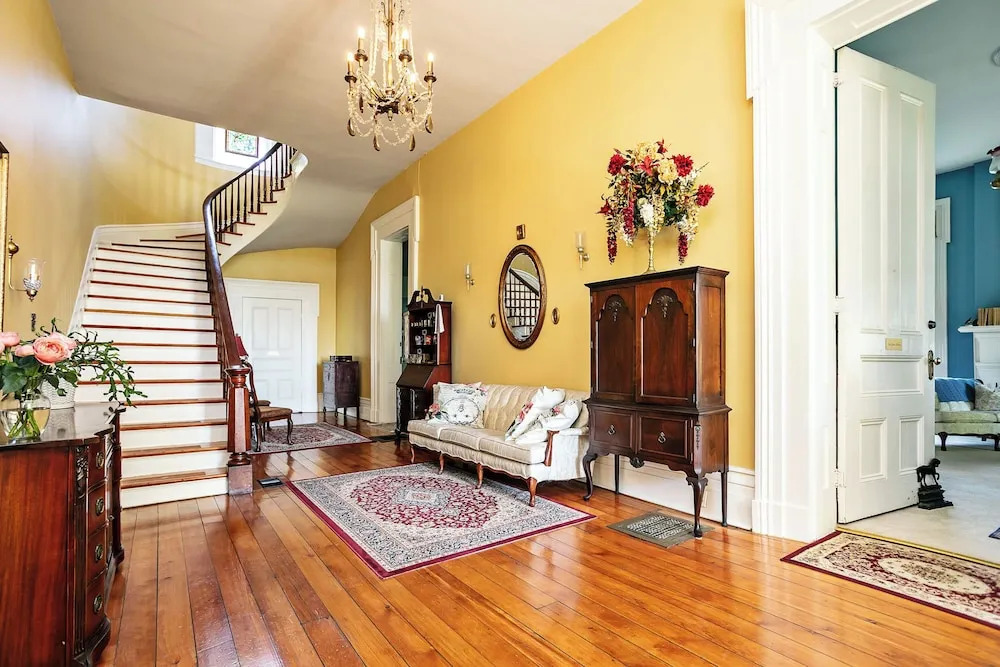 1851 Historic Maple Hill Manor B&B