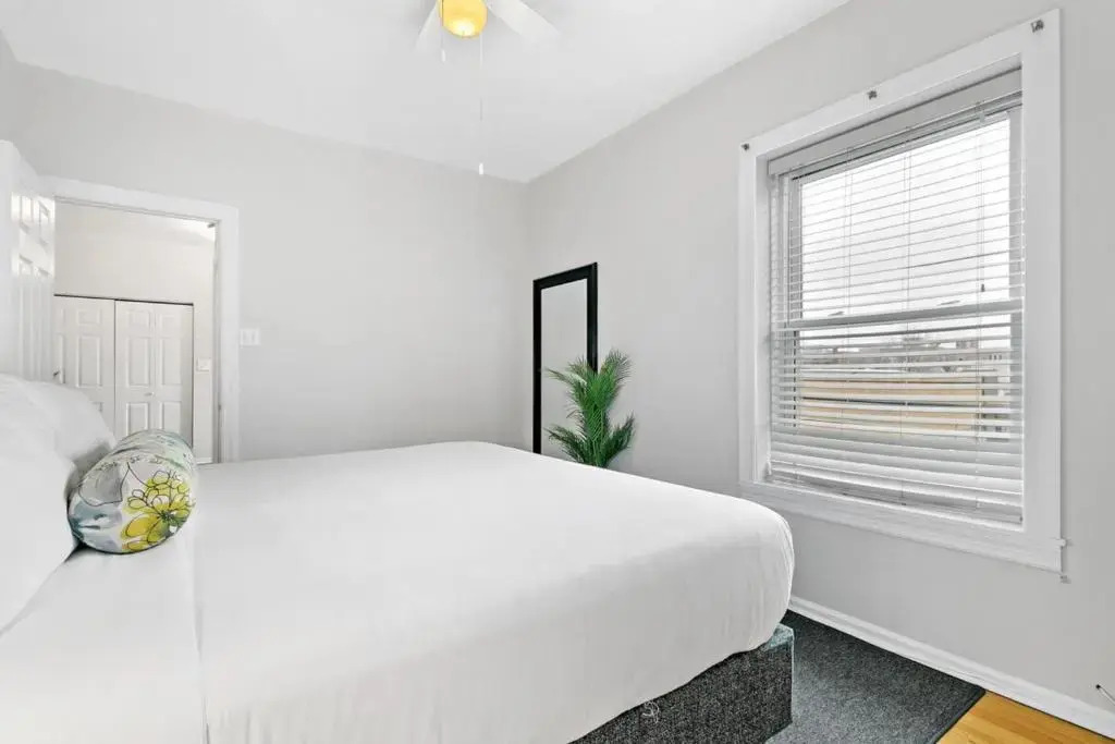 King Bed, Full Kitchen, Rogers Park 5mins Loyola