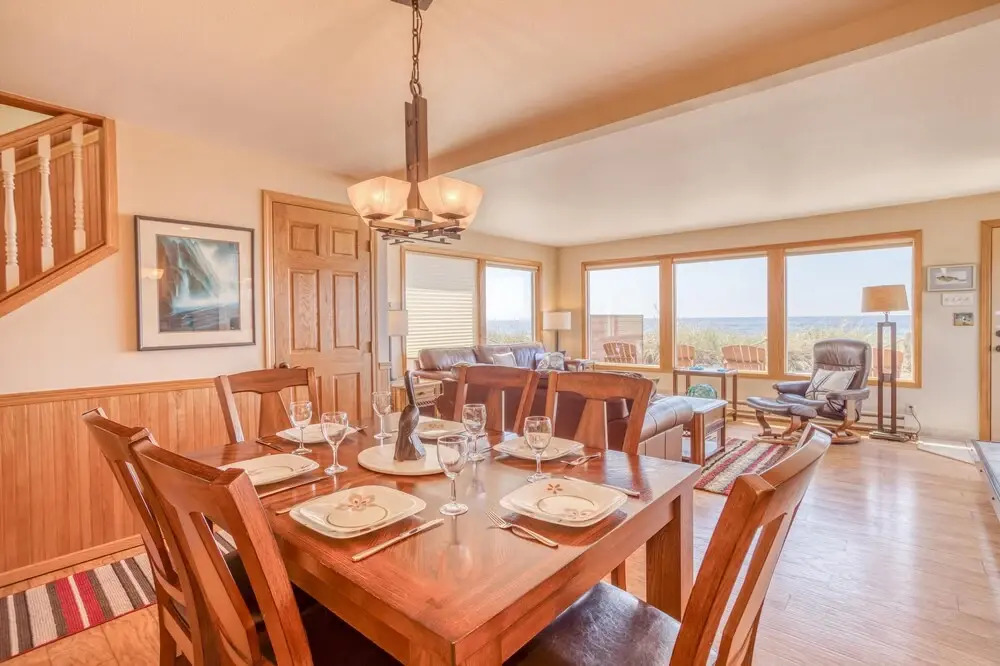 Breathtaking Ocean Views and Luxurious Comfort - Charming Beach Retreat