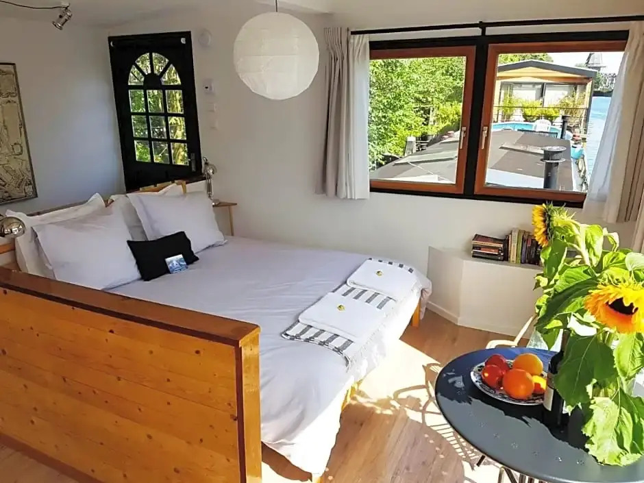 Houseboat Concordia B&B