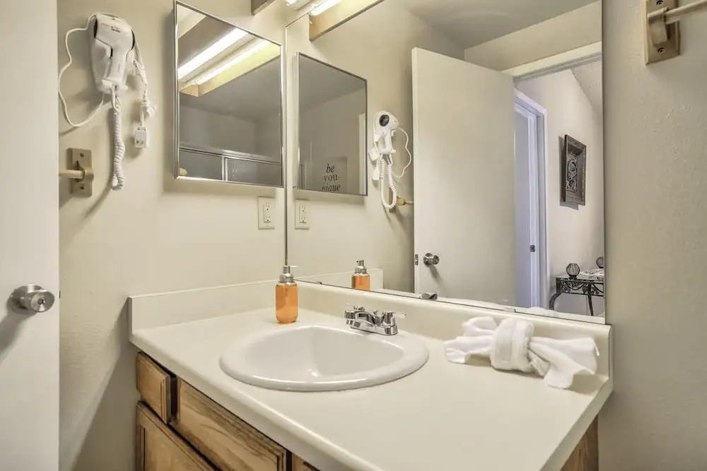 3bddog-friendlynear Shopping & Restaurants