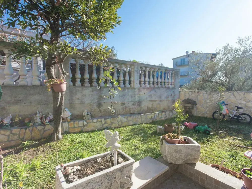 Delightful, three-bedrooms, terrace & outdoor dining area, close to the beach