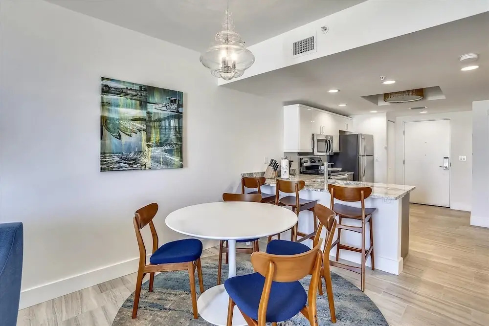 Luxurious/brand New Oceana/pools/hottubs/ W203 Great Location!