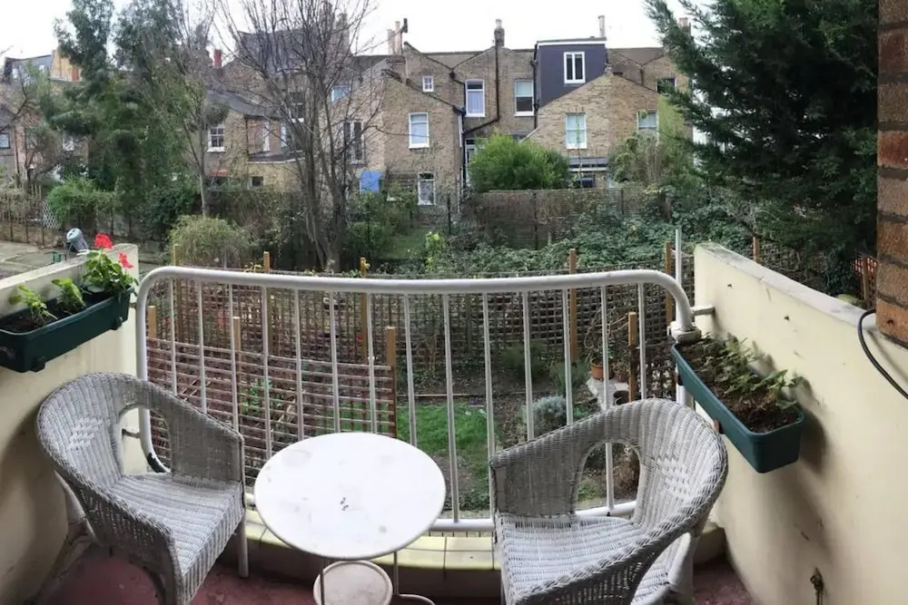 Spacious North London Flat With Balcony