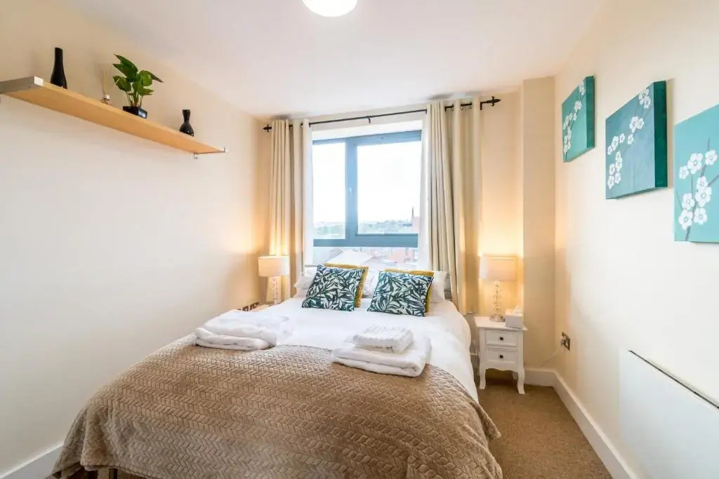 Spacious City 2 Bed, 2 Bath, FREE PARKING & WiFi