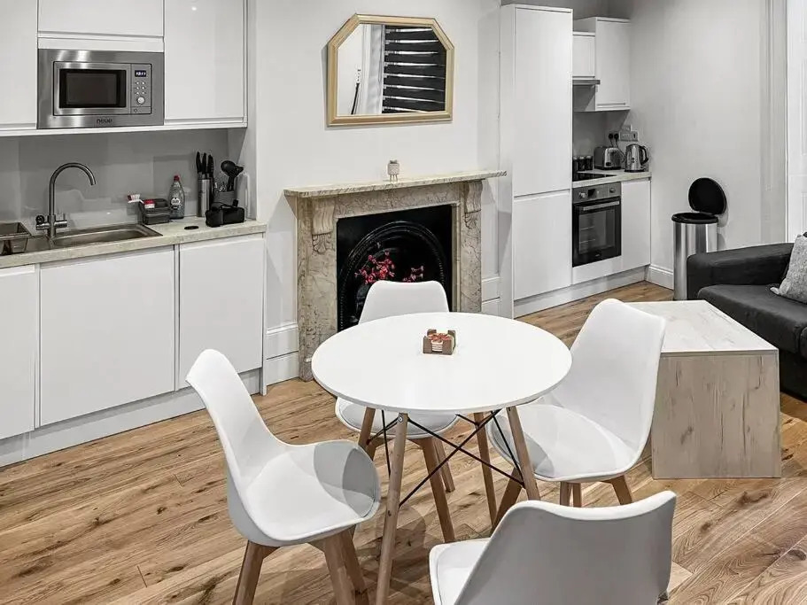 Bright and spacious 1-BDR flat w/ free parking