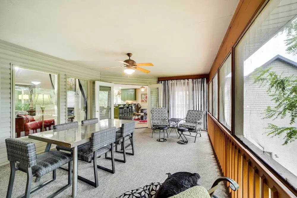Bella Vista Lakehouse w/ Hill Tram, Deck & Views!