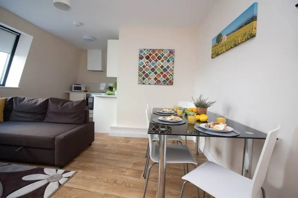 Stayzo Castle Penthouse 16- A Clean Fresh Modern Apartment With Free Wi-fi