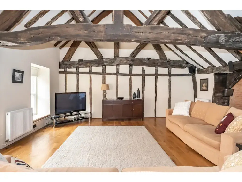 Traditional, Stunning and Spacious 2BR Apt for 4