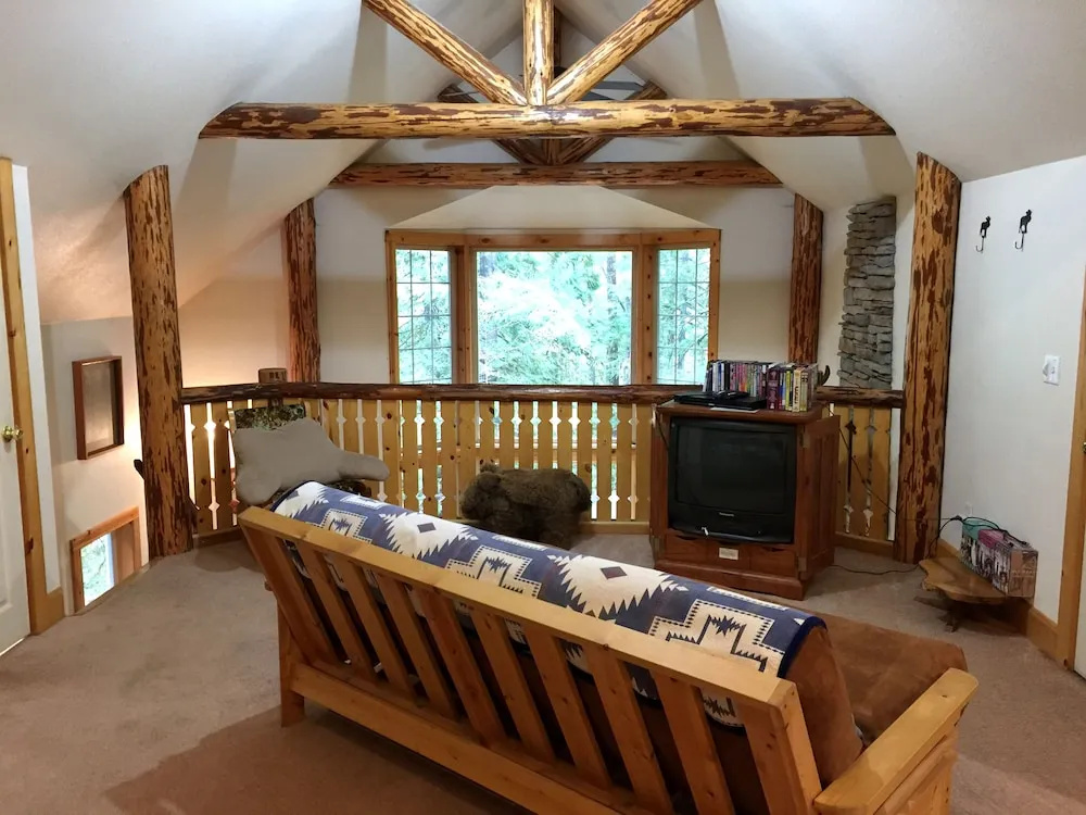 Snowline Cabin #25 A Country-style pet Friendly Cabin With hot tub and Wifi!