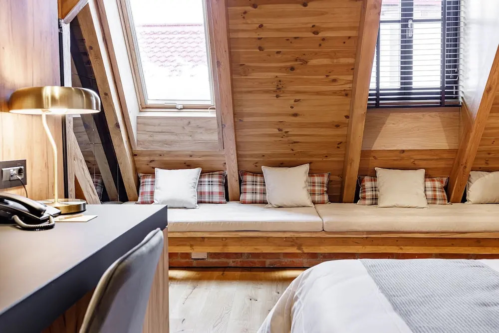 SCHUSTER Boarding House