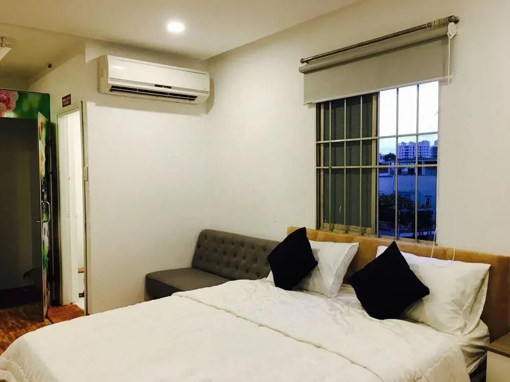 Smiley Apartment 11