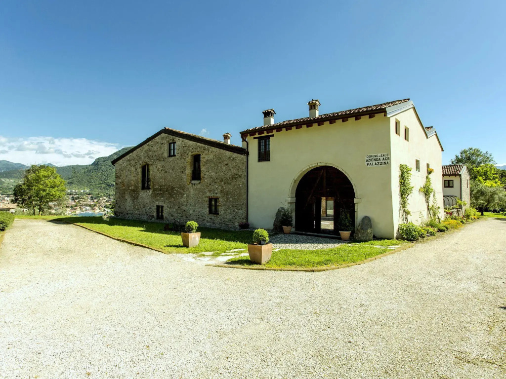 Luxurious Holiday Home in Salò with Swimming Pool