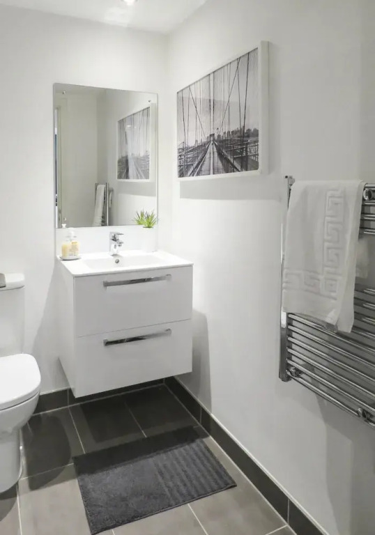Tudors - Fabrick Twin Bed Apartment