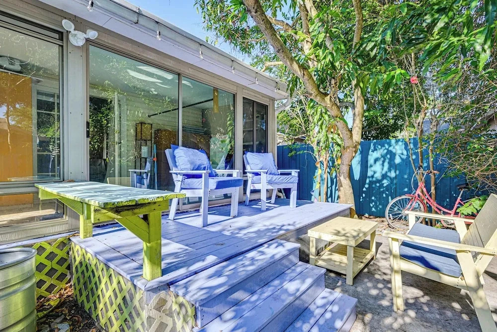 4 Mi to Dtwn! Tranquil Tampa Getaway w/ 2 Decks