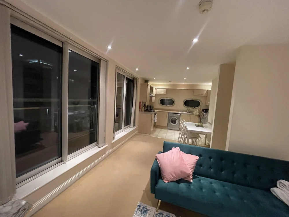 Free Parking Near City Centre & Stadium Sleeps 6-8