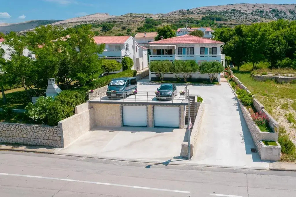 Apartments with parking space Pag - 18848