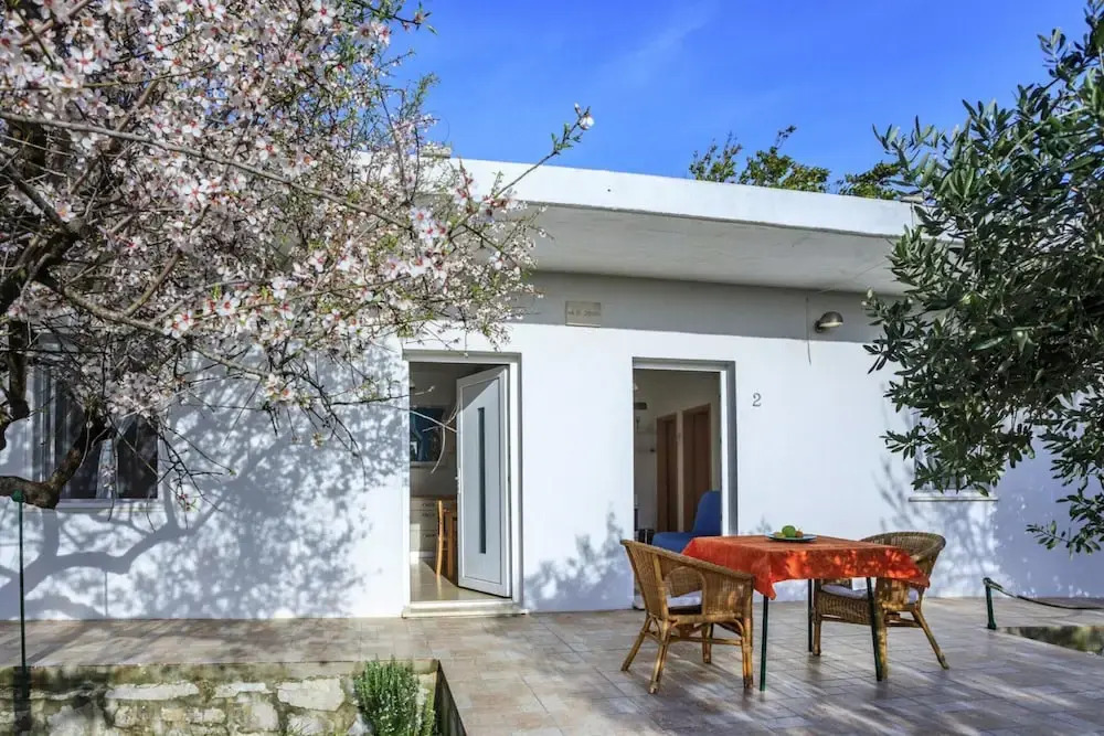 Simplistic Holiday Home in Sumartin near Sea Beach