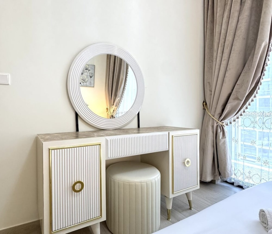 Tranquil 1BR Escape With Pool View in Meydan