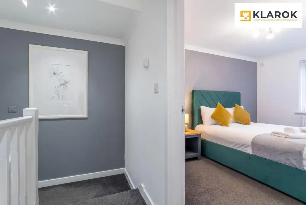 LARGE 4bed with BT Sports inc FREE parking by Klarok Accommodation Ltd