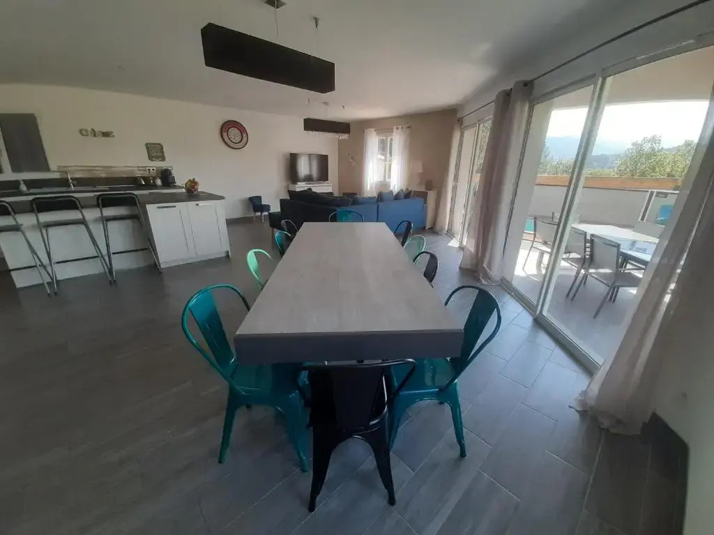 Maison avec piscine à l'orée de la forêt