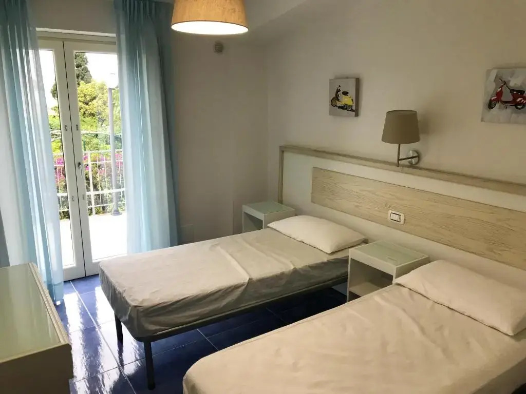 2 bedrooms house at Maratea 50 m away from the beach with sea view enclosed garden and wifi