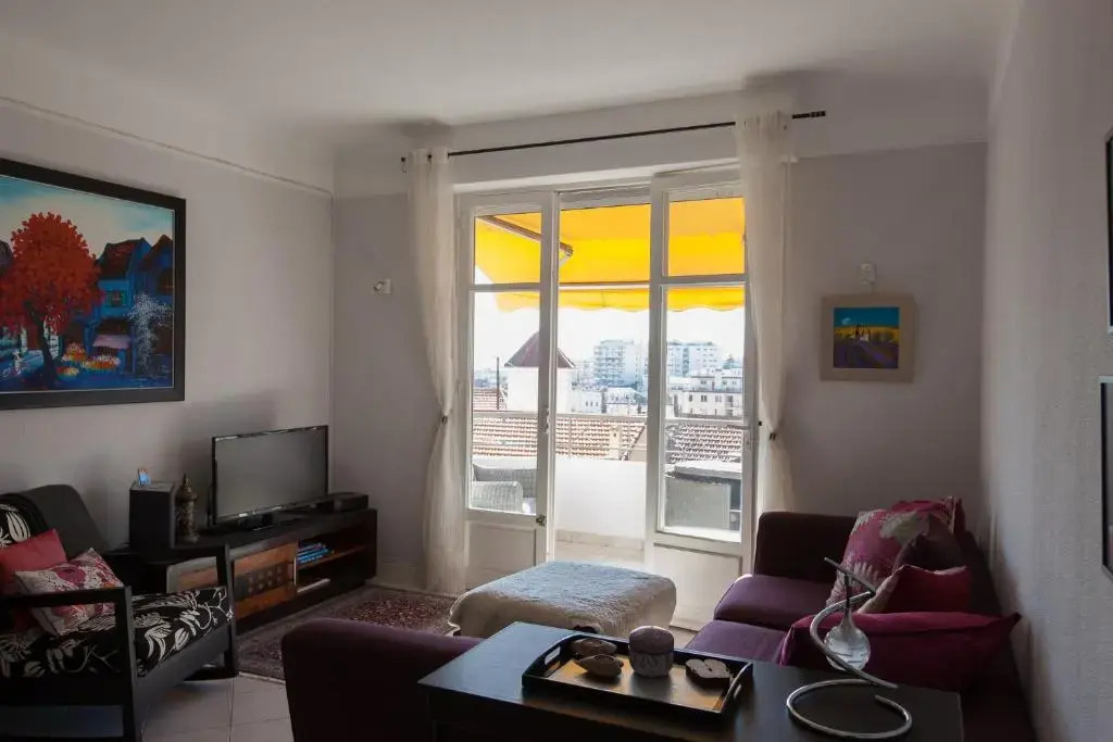 Stunning views from this lovely one bedroom apartment in Cannes only a short walk from the Palais 479