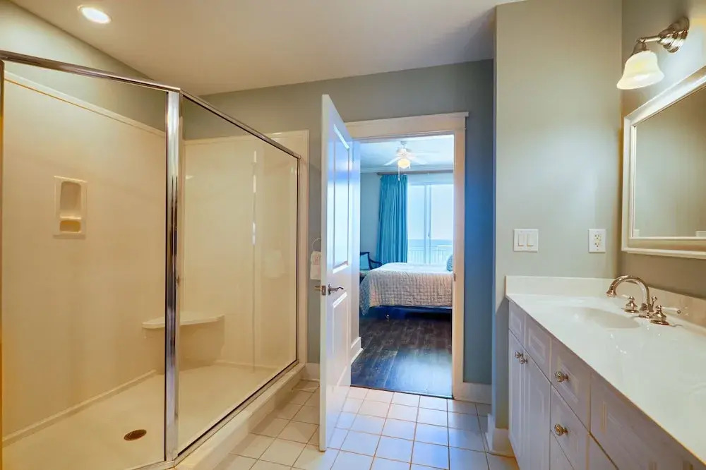 Waterscape A603 - 3 Br condo by RedAwning