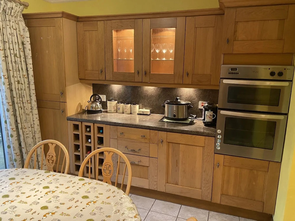 Country Cottage Sleeps 6 w Hot Tub & Dog-Friendly
