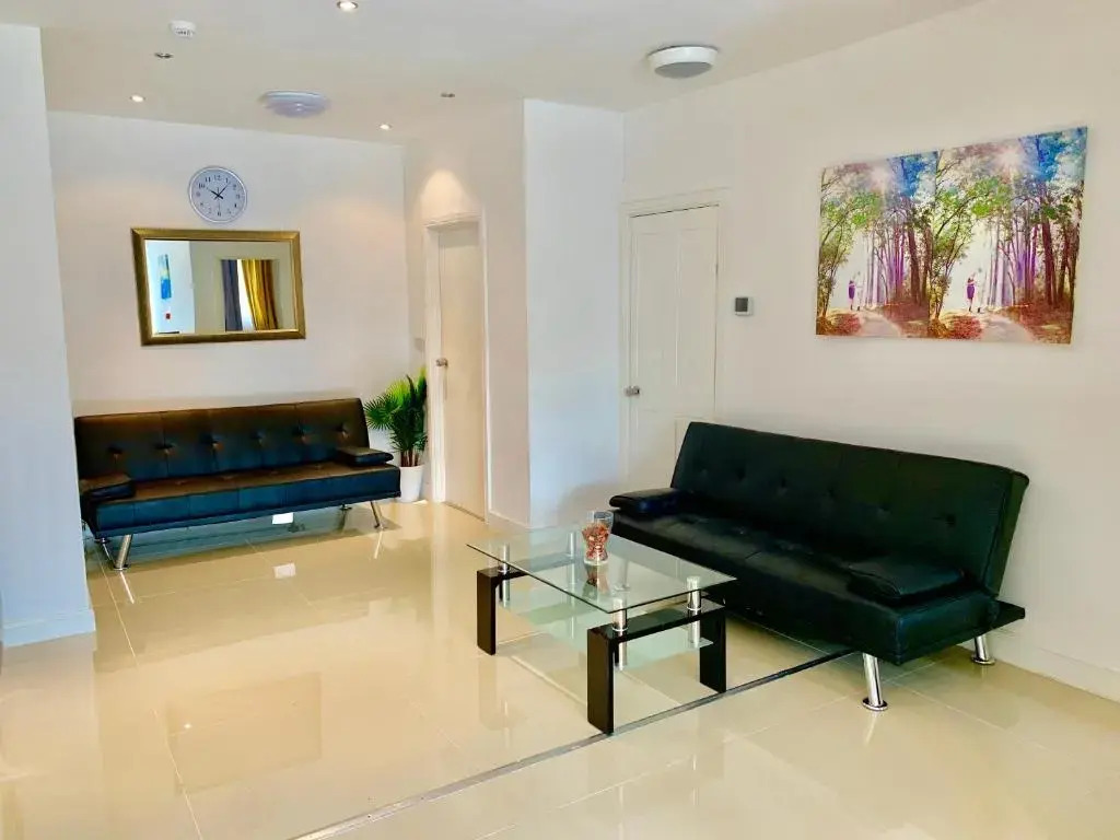 3 Bedrooms, 3 Baths, Spacious Lounge, Full Kitchen, Garden, Ground Floor, Free Parking