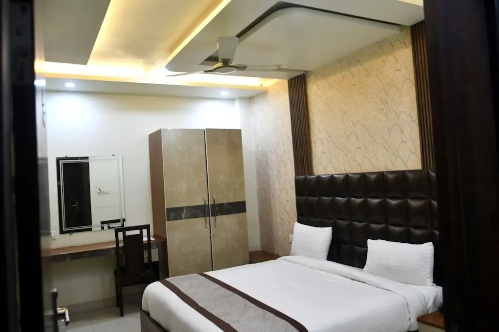 Goroomgo Naman Hotel and Banquet Kanpur
