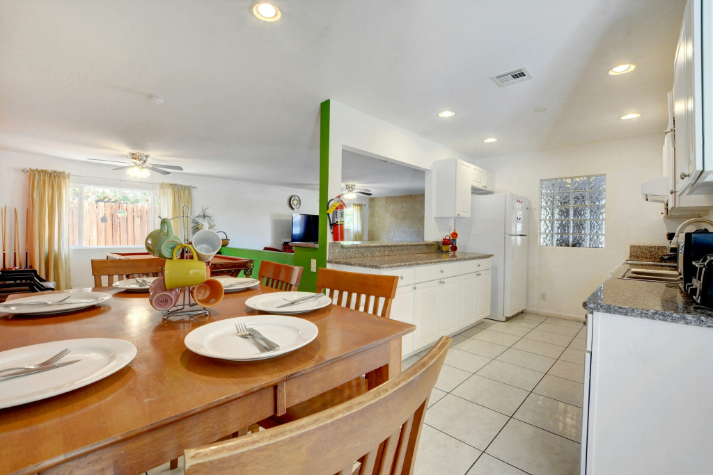 Vibrant in Vegas 4 Bd with Shimmering Pool!