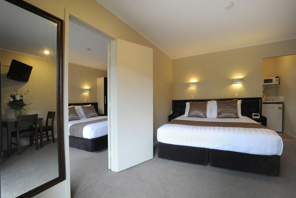 Tudor Court Motor Lodge