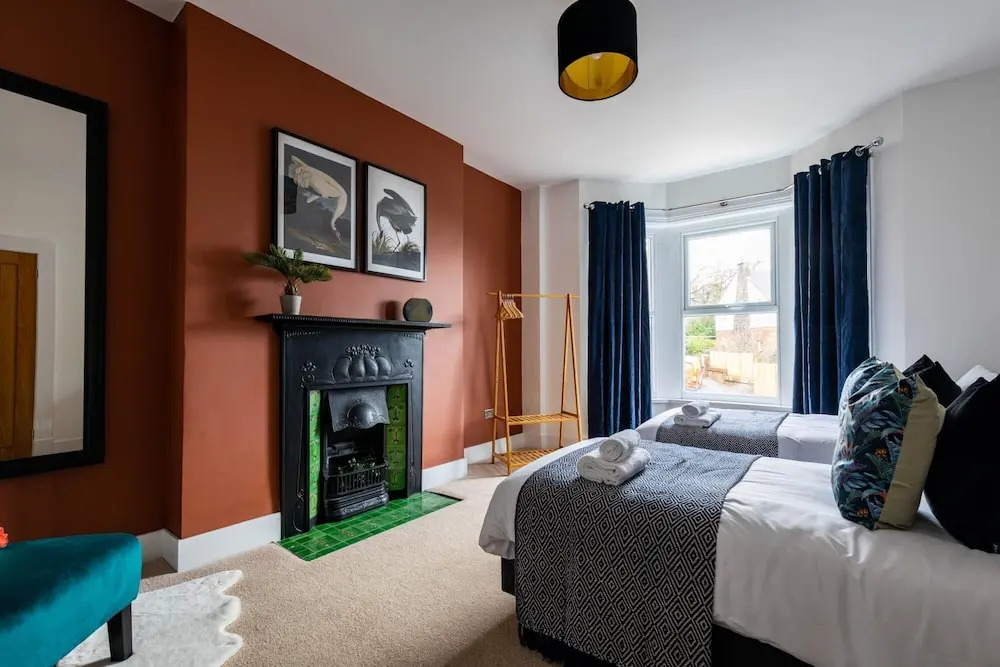 Kensington Place - 4 Bedroom Home w Free Parking