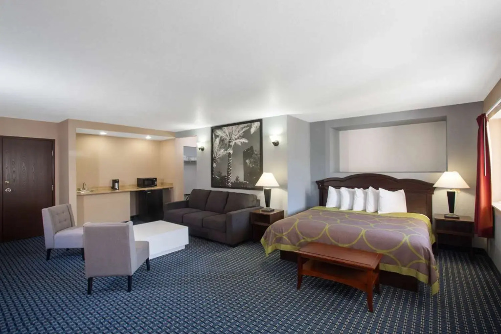 Super 8 By Wyndham Naples
