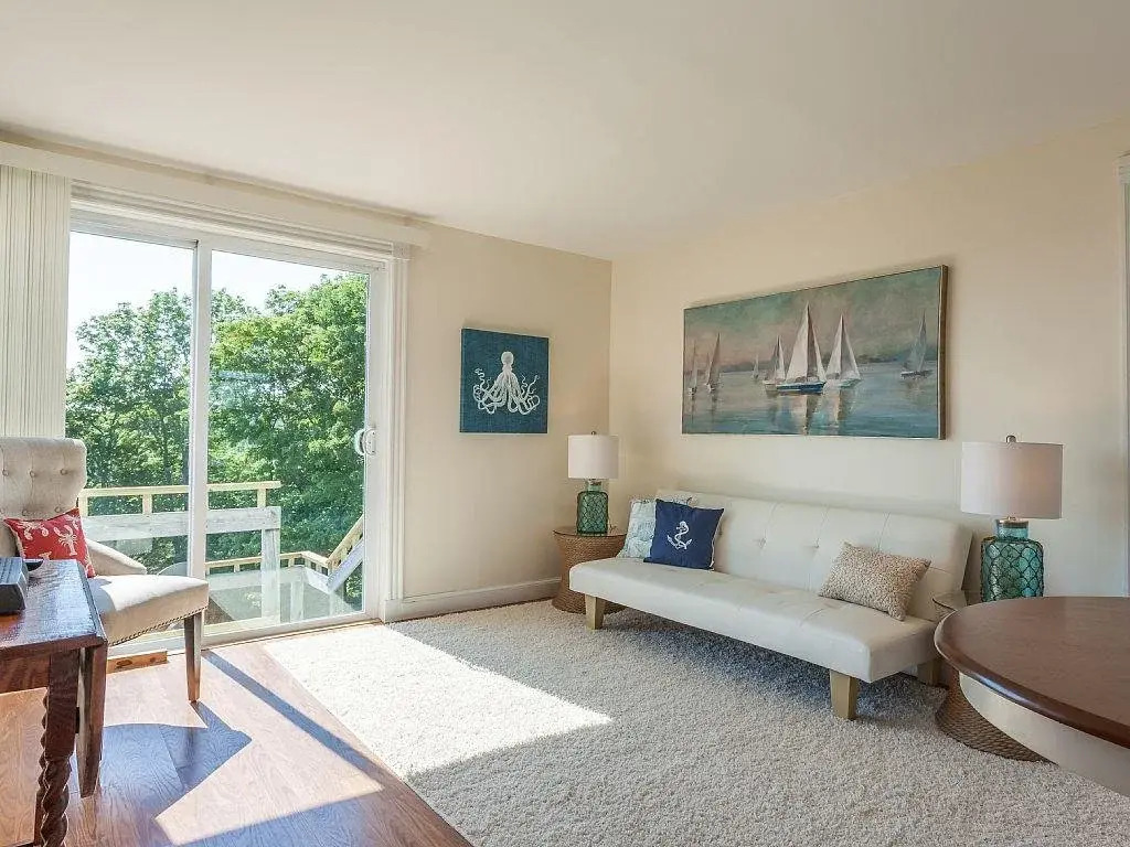 Harbor House Inn