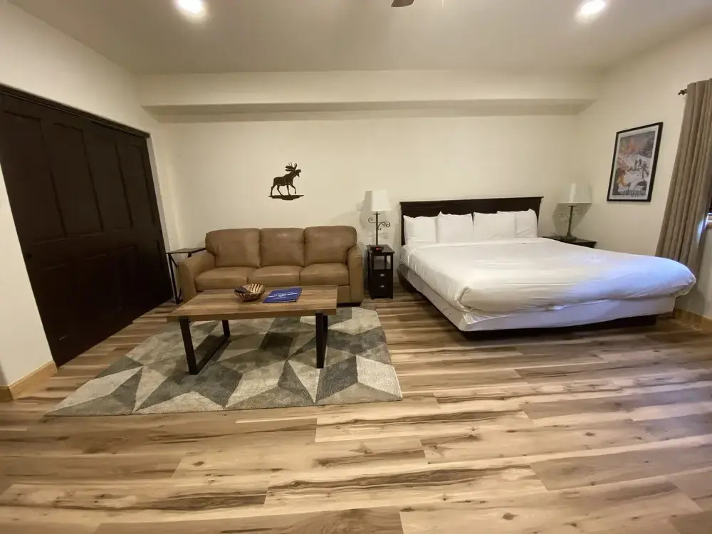 Gateway Lodge 5037