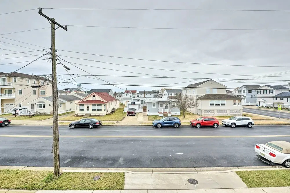 New Townhome u003c Half Mi to Beach