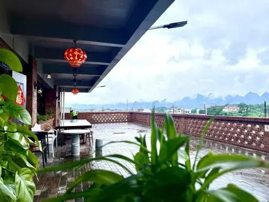 Du'an Honghuozhuan Art Homestay (Du'an High-Speed Railway Station)