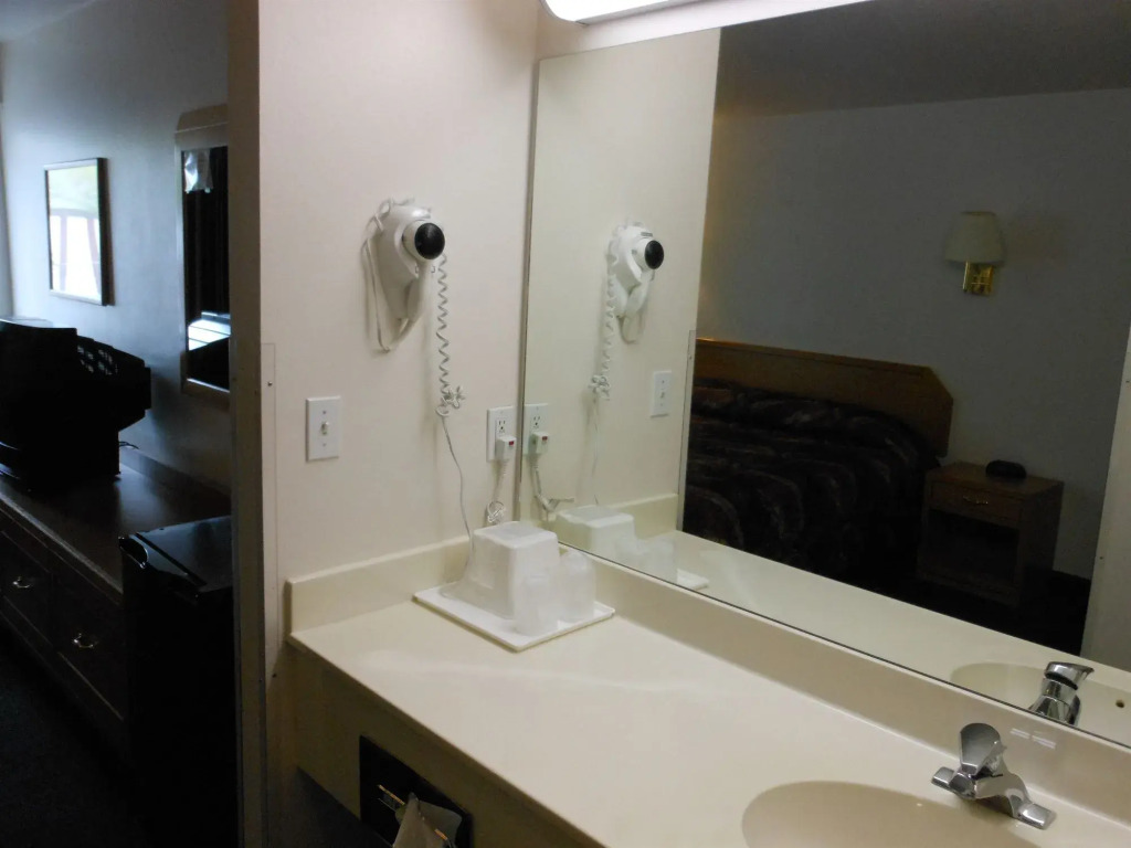 Economy Inn & Suites
