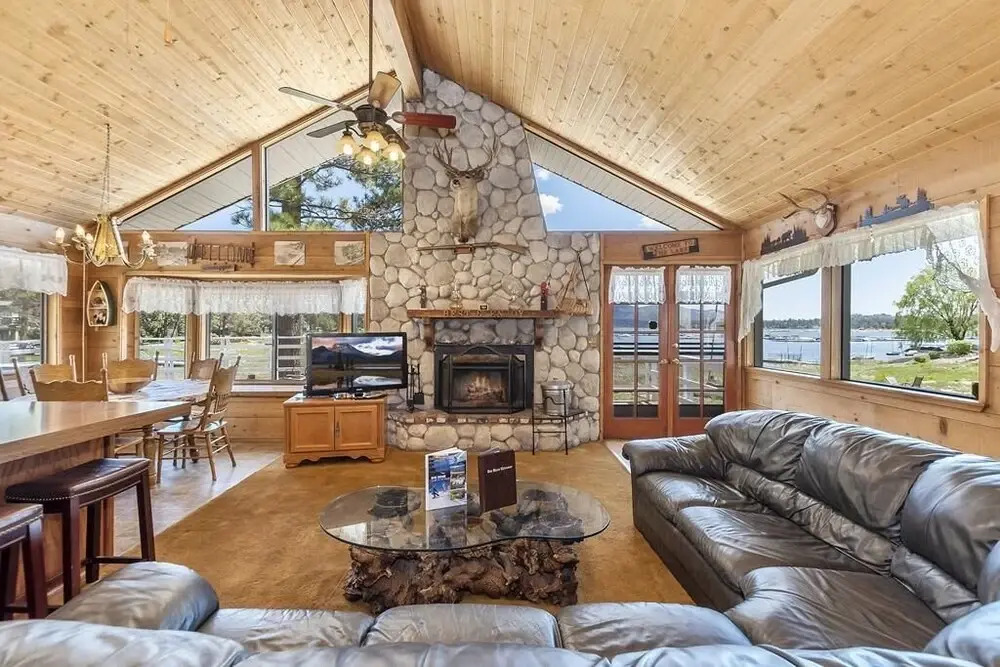 012 - Lakefront Chalet